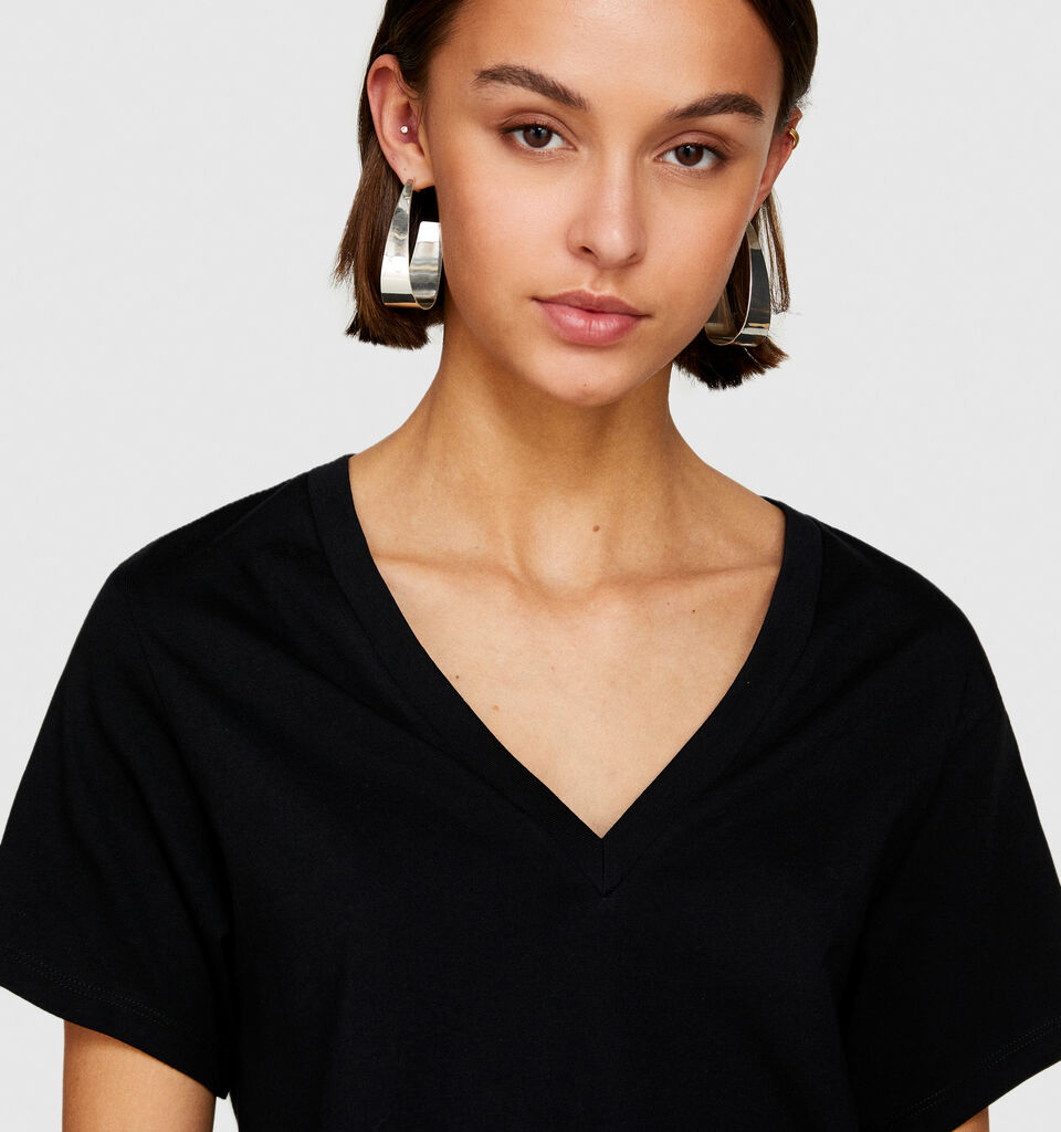 T-shirt with V-neck in 100% organic cotton - women's short sleeve t-shirts - Black | Sisley image number 5